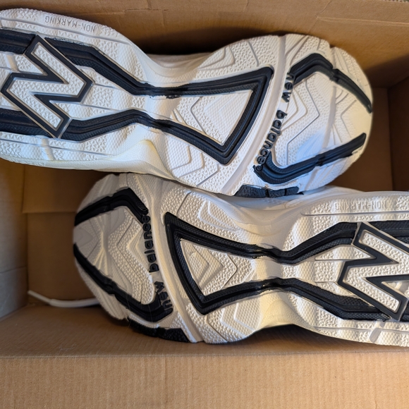 New Balance 608 White / Navy Woman's Sneakers, Size 7 Narrow - Picture 4 of 7